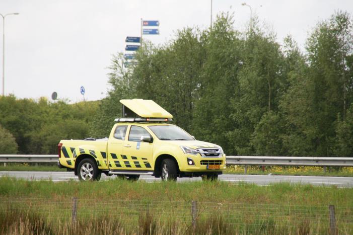 Bestelwagen botst achterop vrachtwagen afrit Vathorst
