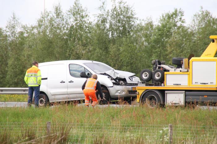 Bestelwagen botst achterop vrachtwagen afrit Vathorst