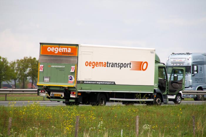 Bestelwagen botst achterop vrachtwagen afrit Vathorst