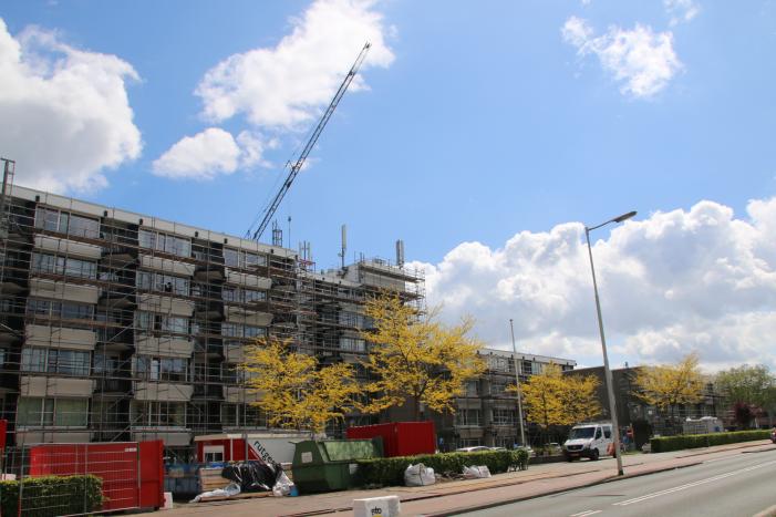 Zendmast op dak seniorenflat vernield