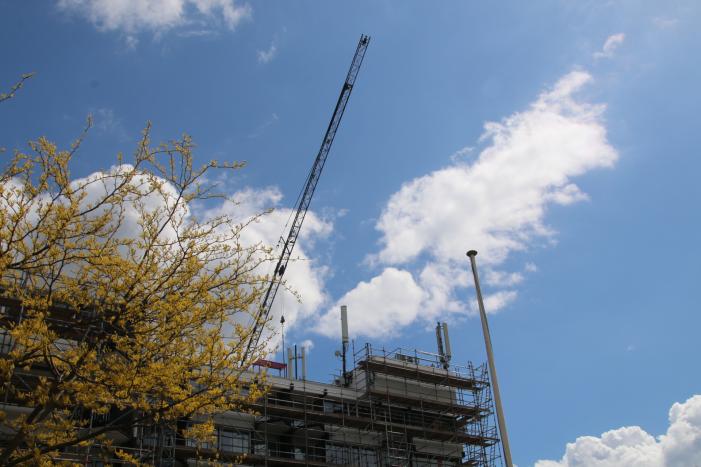 Zendmast op dak seniorenflat vernield