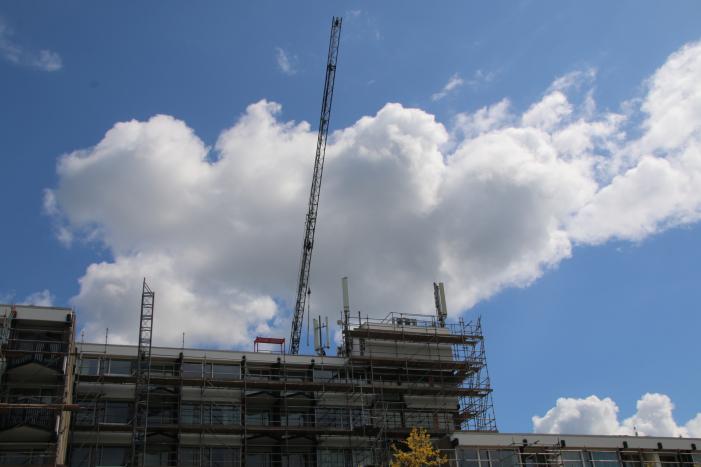 Zendmast op dak seniorenflat vernield