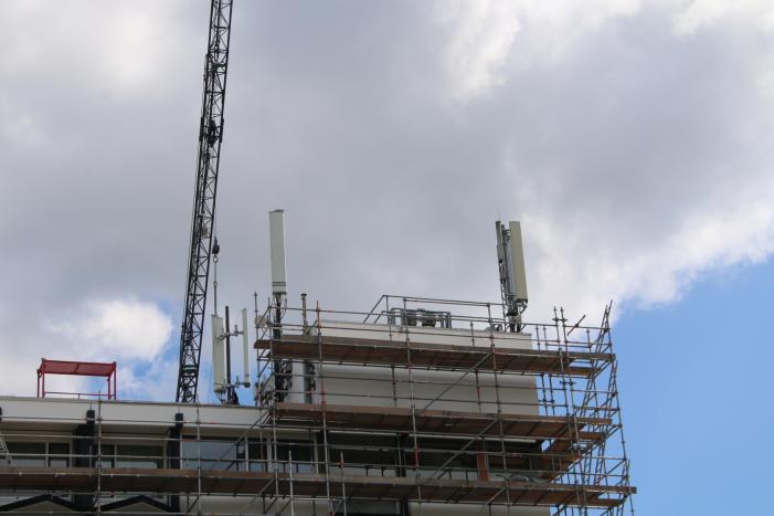 Zendmast op dak seniorenflat vernield