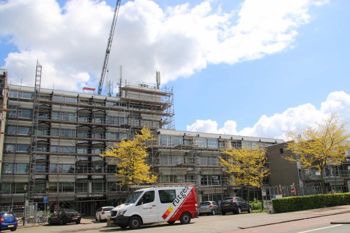 Zendmast op dak seniorenflat vernield