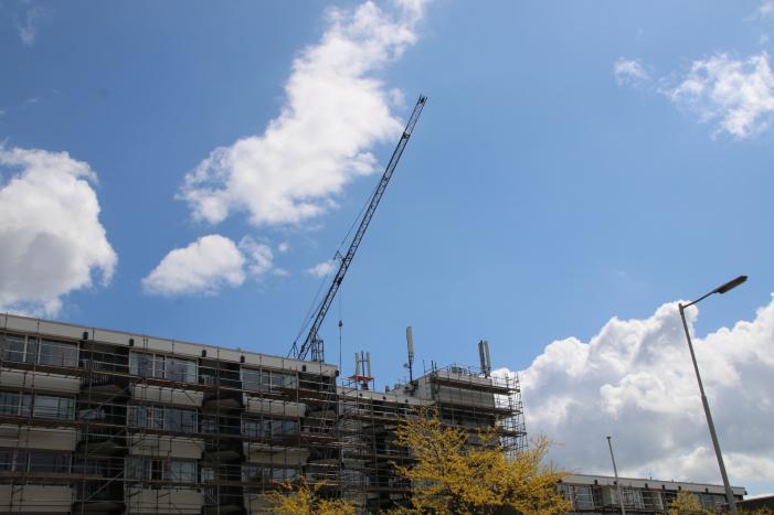 Zendmast op dak seniorenflat vernield