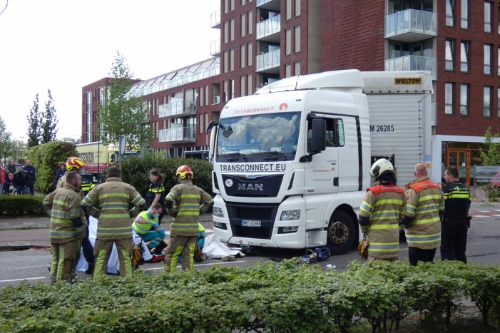Fietser ernstig gewond bij ongeval met vrachtwagen