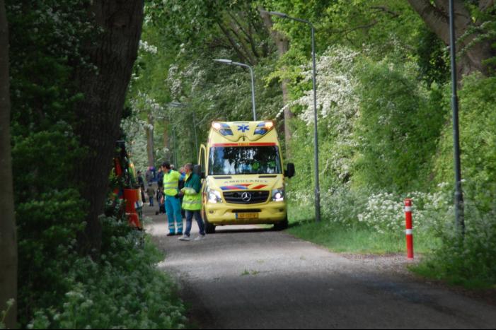 Persoon bevrijd in park Meiveld