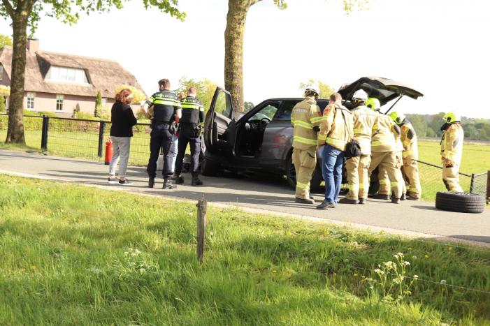 Auto botst op boom