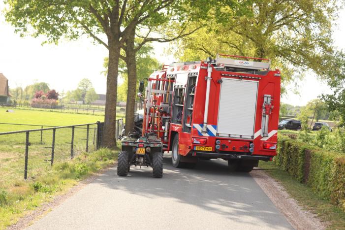 Auto botst op boom