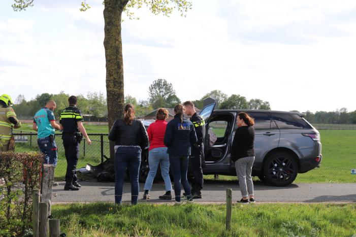 Auto botst op boom