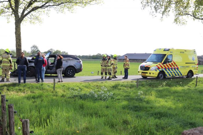Auto botst op boom
