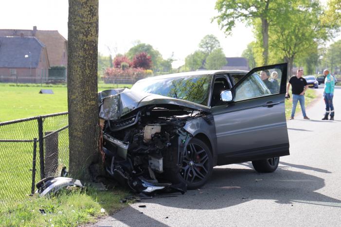 Auto botst op boom