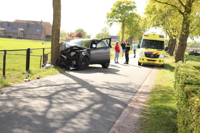 Auto botst op boom