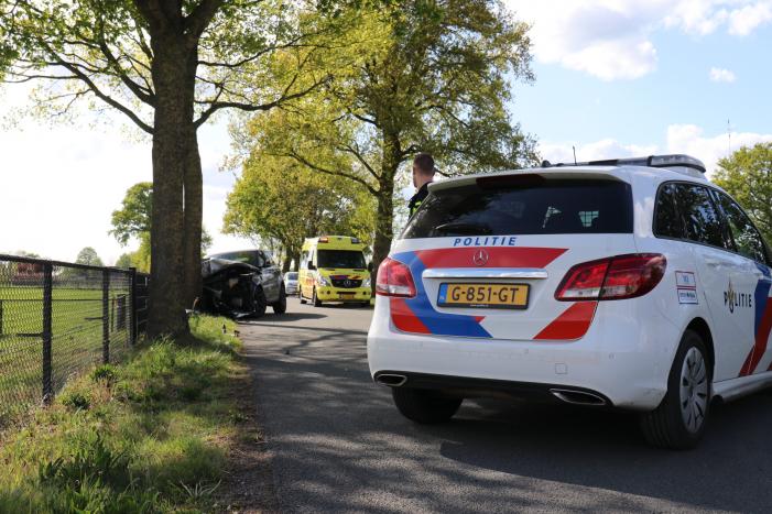 Auto botst op boom