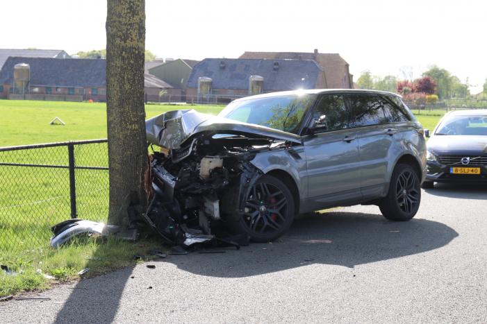 Auto botst op boom