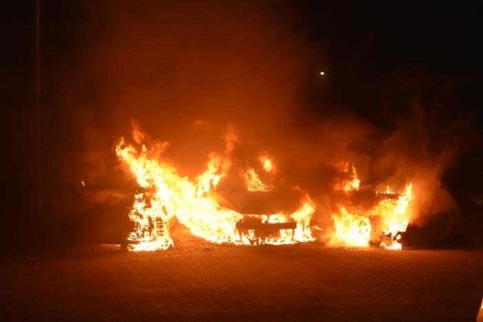 Meerdere auto's beschadigd door drie brandende auto's