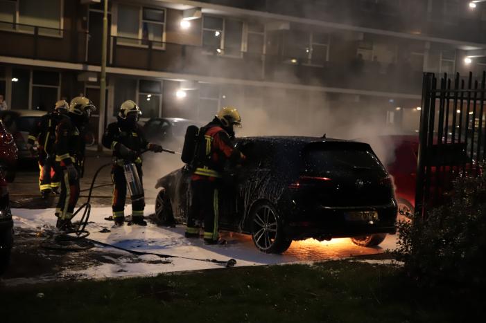 Meerdere auto's beschadigd door drie brandende auto's