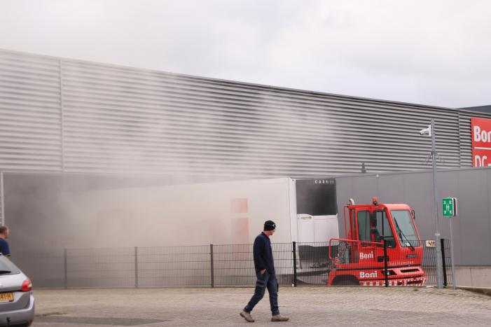 Distributiecentrum Boni ontruimd na brand in oplegger