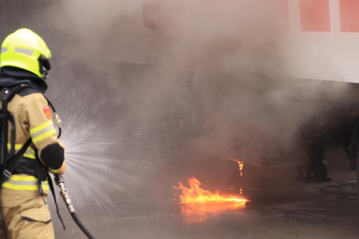 Distributiecentrum Boni ontruimd na brand in oplegger