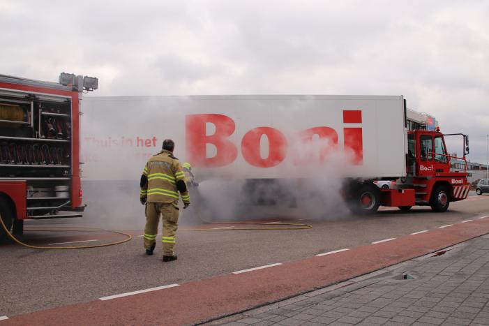 Distributiecentrum Boni ontruimd na brand in oplegger