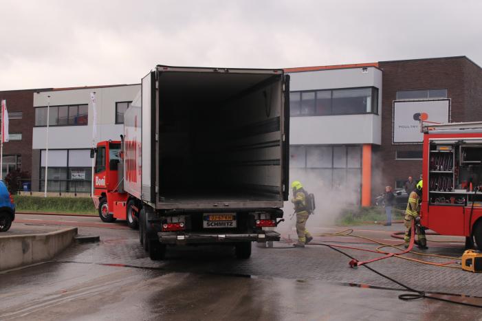 Distributiecentrum Boni ontruimd na brand in oplegger