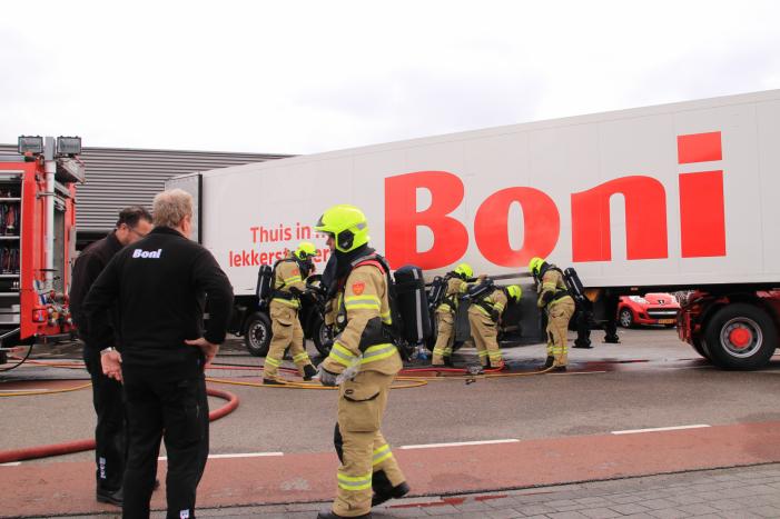 Distributiecentrum Boni ontruimd na brand in oplegger