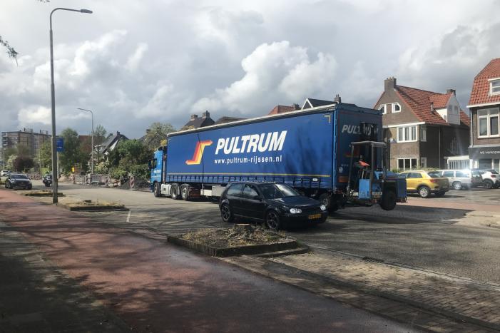 Automobilist gewond na botsing met mogelijk een vrachtwagen