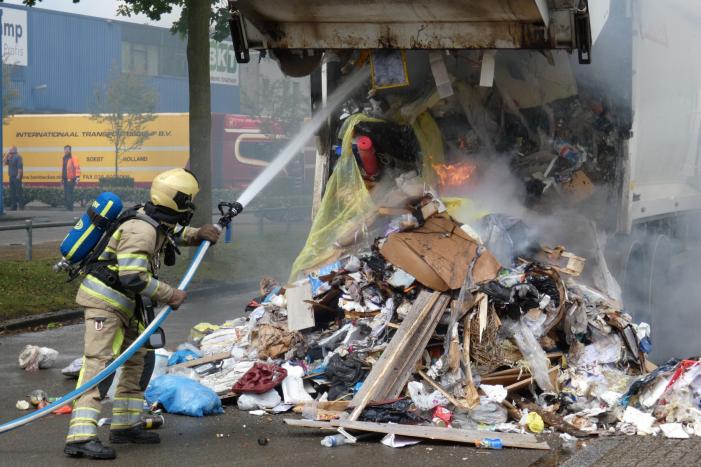 Brand in laadruimte van vuilniswagen