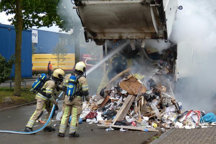 Brand in laadruimte van vuilniswagen