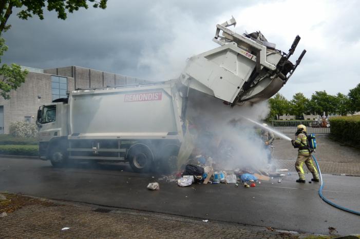 Brand in laadruimte van vuilniswagen