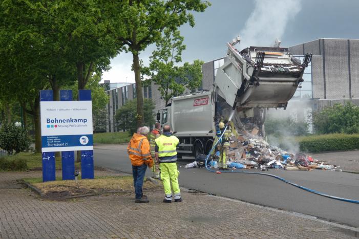 Brand in laadruimte van vuilniswagen