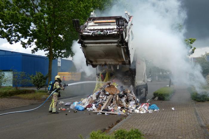 Brand in laadruimte van vuilniswagen