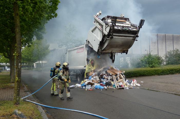 Brand in laadruimte van vuilniswagen