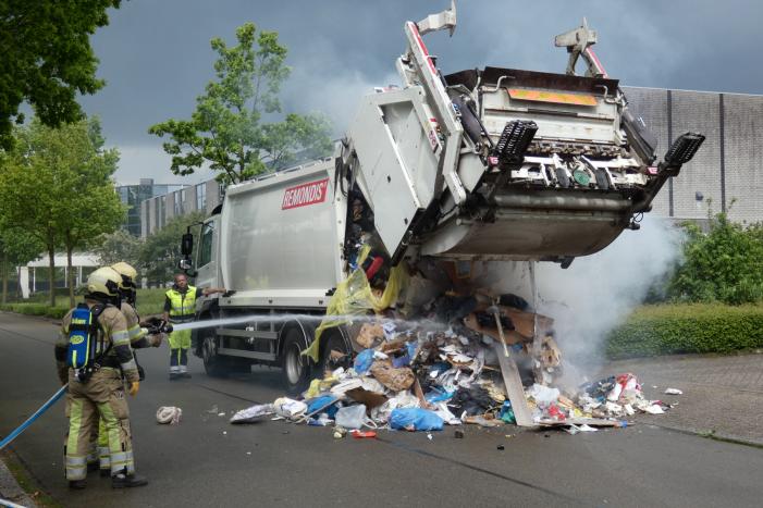 Brand in laadruimte van vuilniswagen