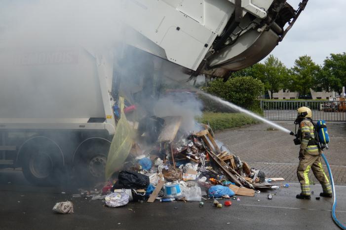 Brand in laadruimte van vuilniswagen