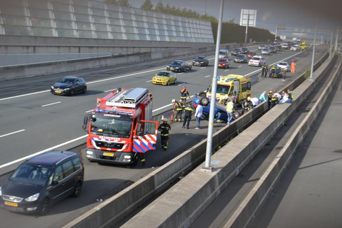 Auto over de kop bij ernstig verkeersongeval