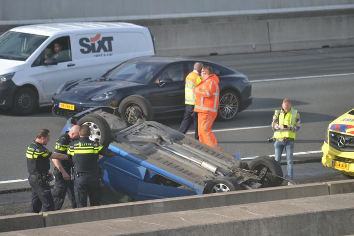 Auto over de kop bij ernstig verkeersongeval