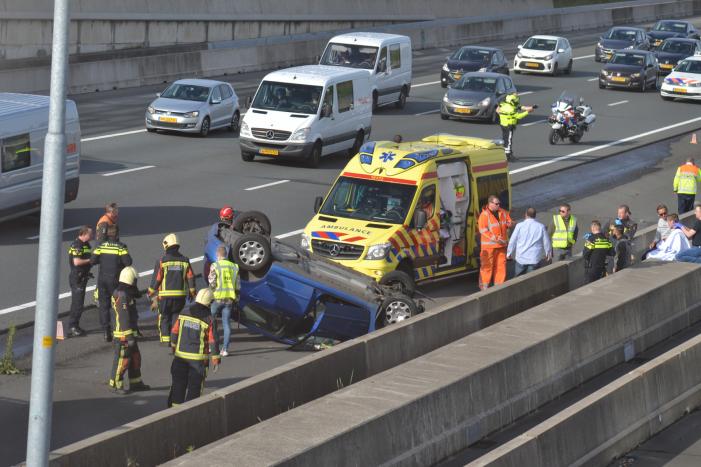Auto over de kop bij ernstig verkeersongeval