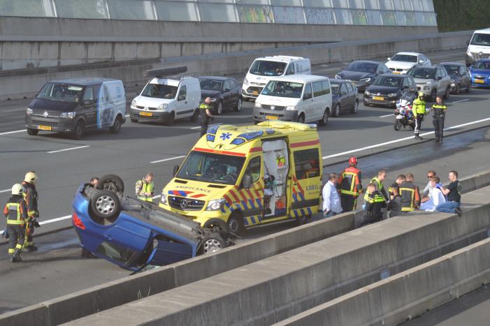 Auto over de kop bij ernstig verkeersongeval