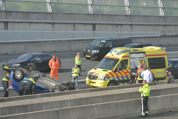 Auto over de kop bij ernstig verkeersongeval