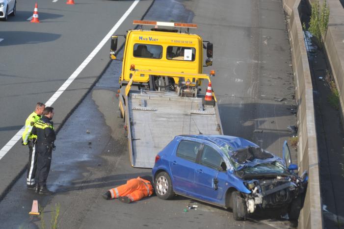 Auto over de kop bij ernstig verkeersongeval