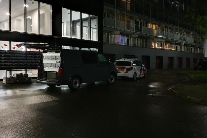 Dode in appartement, politie doet onderzoek