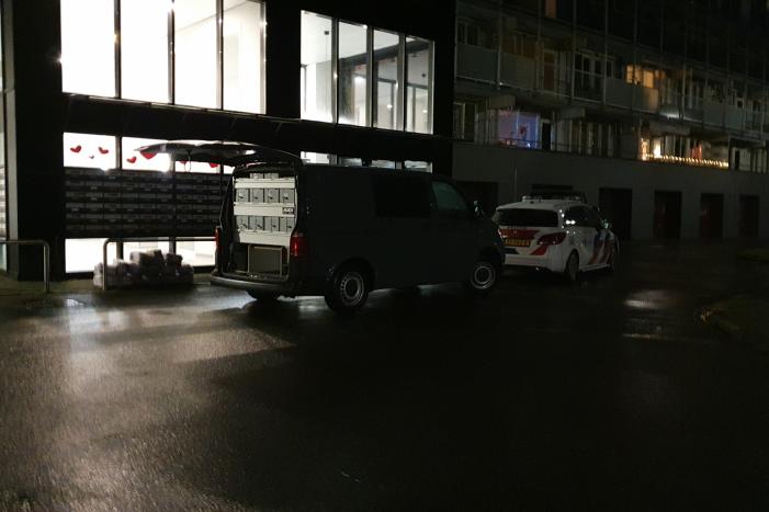 Dode in appartement, politie doet onderzoek