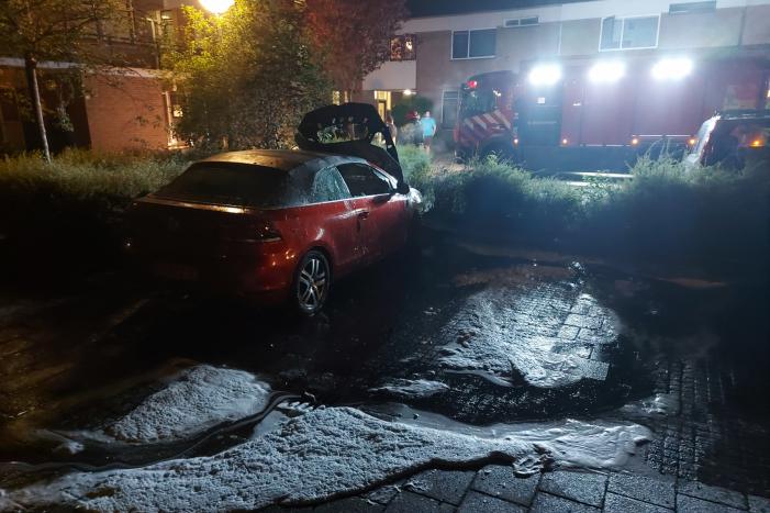 Auto vermoedelijk in brand gestoken