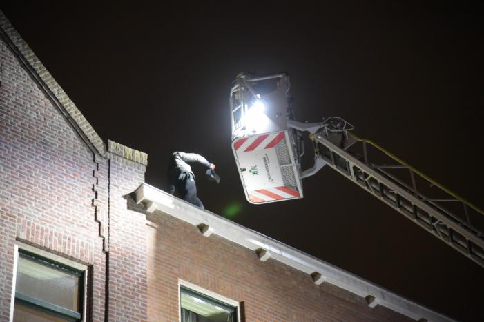 Verwarde man door politie en brandweer van het dak gehaald
