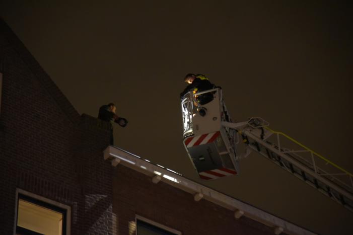 Verwarde man door politie en brandweer van het dak gehaald