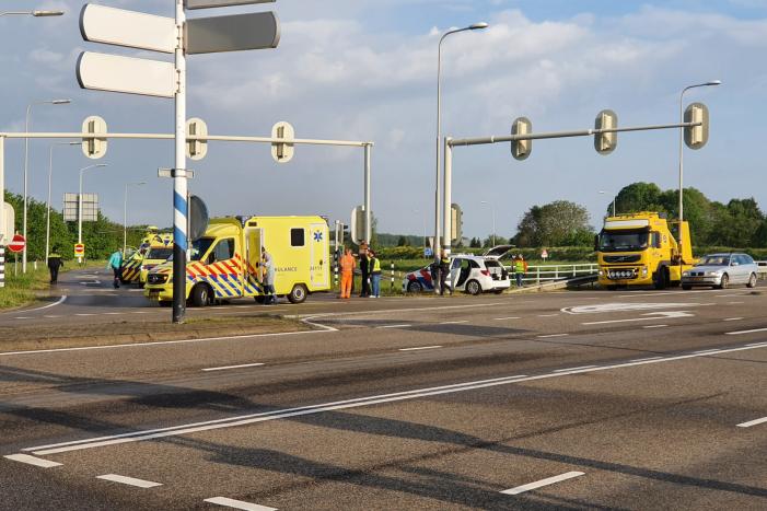 Fietser ernstig gewond na aanrijding met bestelbus