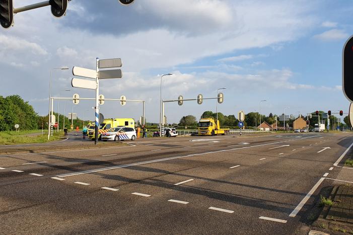 Fietser ernstig gewond na aanrijding met bestelbus