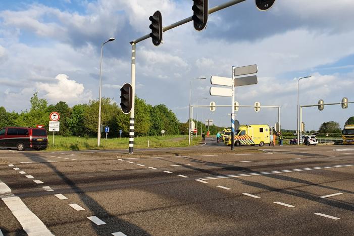 Fietser ernstig gewond na aanrijding met bestelbus