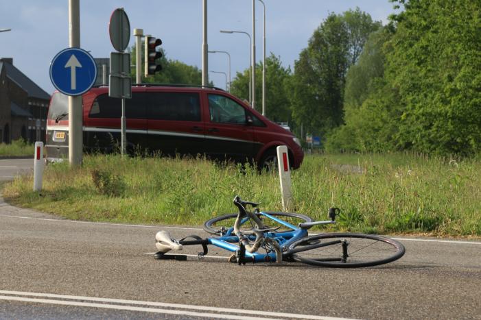 Fietser ernstig gewond na aanrijding met bestelbus